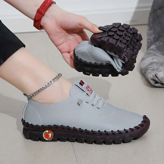 Ayla® ultra souples chaussures orthopédiques en cuir, montrant une chaussure grise souple et flexible.